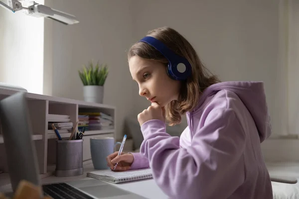 Teenage girl study online on laptop at home — Stock Photo, Image