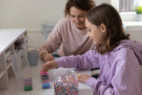 Lycklig mamma och tonåring dotter spela mosaik spel hemma — Stockfoto