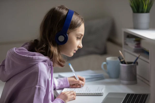 Teenage girl in headphones study at home at laptop — Stock Photo, Image