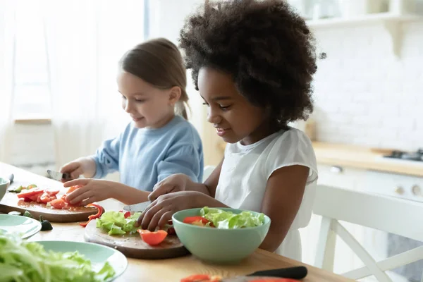 Multiracial little girls best friends cooking together in kitchen — Stock Photo, Image