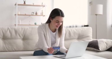 Gülümseyen kadın mal sipariş ediyor, internet mağazasından alışveriş yapıyor..