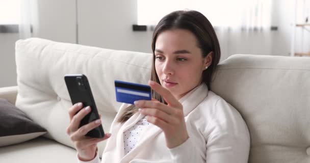 Feliz hermosa mujer joven de compras en línea en aplicación móvil . — Vídeo de stock