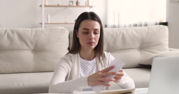 Estudante feliz feliz overjoyed recebeu notificação de admissão universitária . — Vídeo de Stock