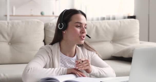 Chica joven feliz estudiando remotamente en línea en cursos educativos . — Vídeos de Stock