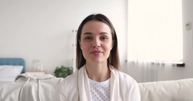 Gülümseyen 20 'li yaşlardaki kadın blogcu kıyafet reklamı videosu kaydediyor..