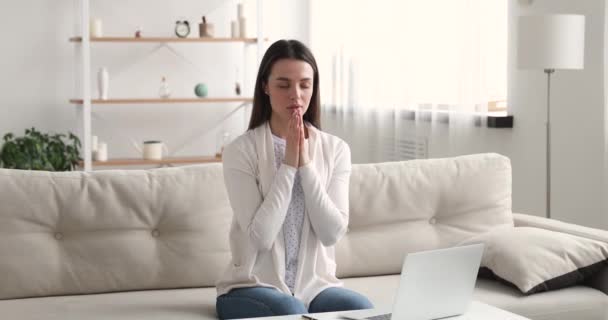 Religiosa enfocada joven hermosa chica orando a Dios en casa . — Vídeo de stock