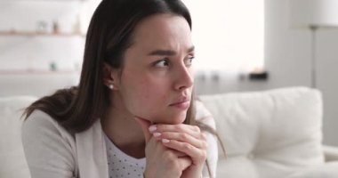 Sinirli milenyum kızı, problem çözmeyi düşünüyor..