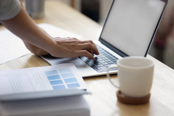 Primer plano de la mujer de negocios escribiendo en el gadget portátil — Foto de Stock