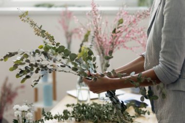 Kadın çiçekçiyi kapat ve evde buketler düzenle.