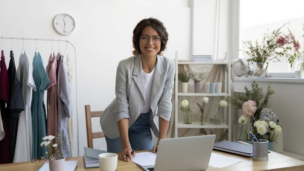 Retrato de trabalho de designer feminino sorridente no laptop — Fotografia de Stock