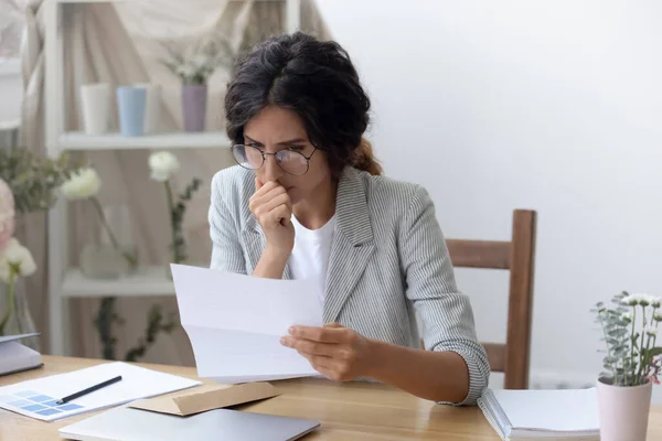 Pensativo mujer caucásica se siente frustrado carta de lectura — Foto de Stock