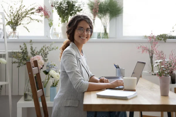 Porträt einer lächelnden Geschäftsfrau am Arbeitsplatz — Stockfoto