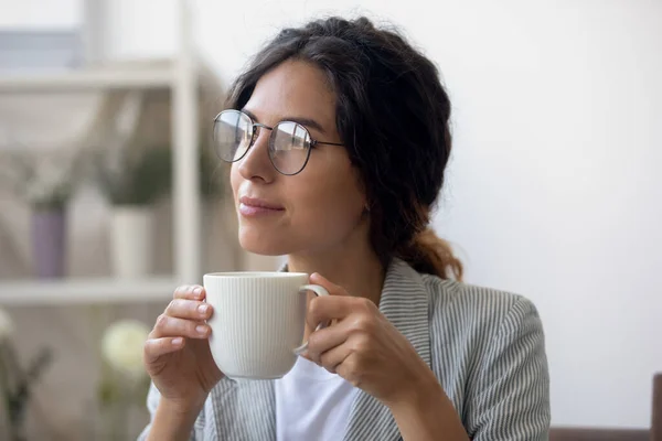 Weibchen in Gläsern trinken Kaffee denken oder planen — Stockfoto