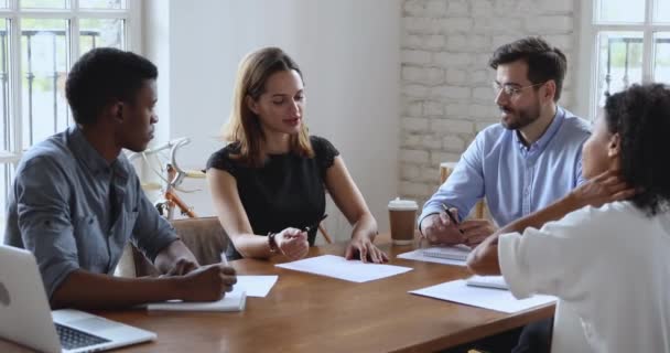 Руководительница бизнес-сообщества наставник преподает рабочим группы сидят за столом брифинга — стоковое видео
