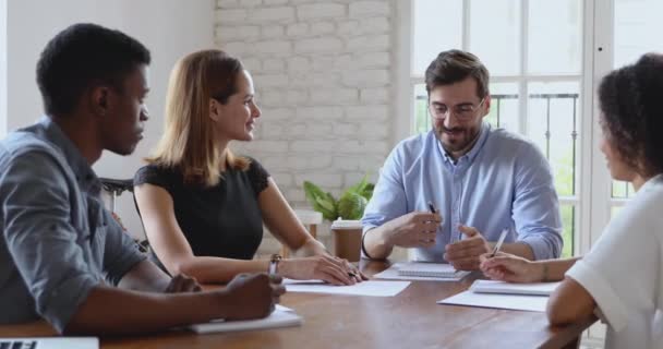 Boss praten met diverse werknemers uit te leggen corporate strategie op briefing — Stockvideo