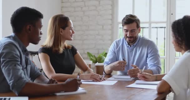 Chefe falar com diversos trabalhadores explicar estratégia corporativa em briefing — Vídeo de Stock