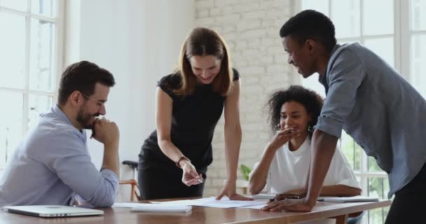 Gerente do sexo feminino feliz e equipe multirracial discutir papelada na reunião — Vídeo de Stock