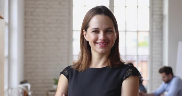 Fiatal boldog női vállalati csapat vezetője néz kamera, portré — Stock videók