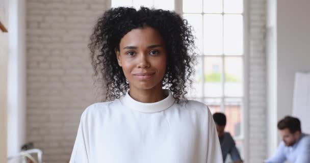 Sonriente líder africana de pie en la oficina mirando a la cámara — Vídeos de Stock