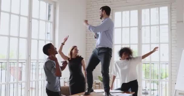 Fröhliches buntes Unternehmerteam und männliche Führungsriege tanzen im Amt — Stockvideo