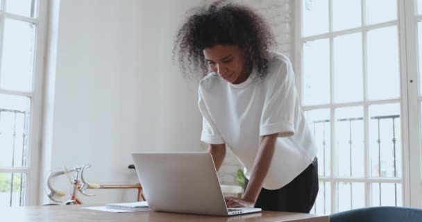 Afrikaanse vrouwelijke professionele typen e-mail werken op laptop in kantoor — Stockvideo