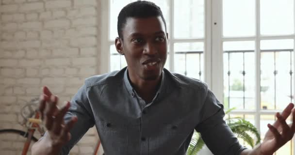 Šťastný africký obchodník mluví s kamerou nahrávání vlog — Stock video