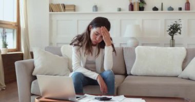 Bitkin düşmüş genç melez kadın ödenmemiş vergileri düşünüyor..