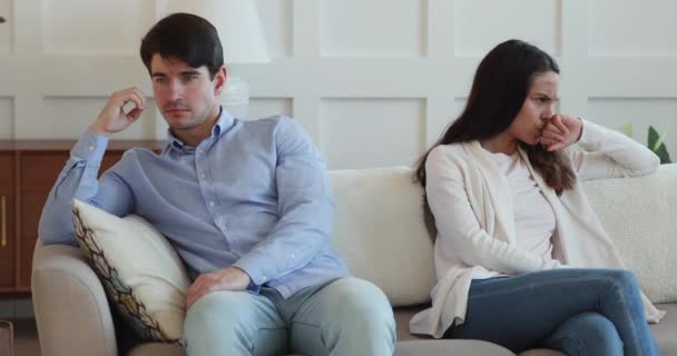 Förolämpade gifta par ignorerar varandra, har missförstått. — Stockvideo