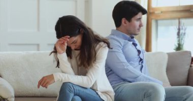 Mutsuz, genç, evli, konuşmaktan kaçınan çift..