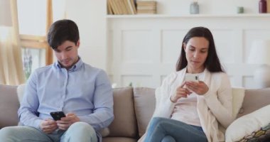 Teknoloji çifti akıllı telefonları kullanıyor, birbirlerini görmezden geliyorlar..