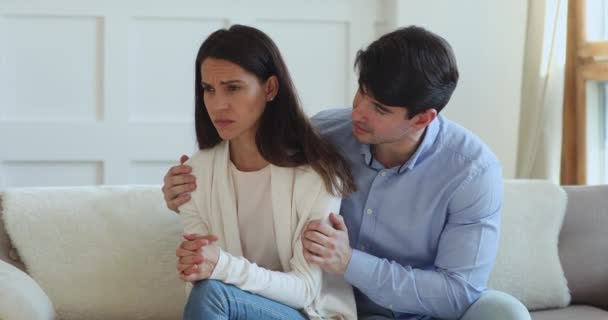 Joven marido disculpándose por malentendido a la esposa . — Vídeos de Stock