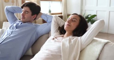 Huzurlu, sakin, evli çift rahat koltukta dinleniyor..