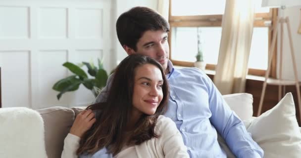 Feliz casal familiar desfrutando de momento romântico dentro de casa . — Vídeo de Stock