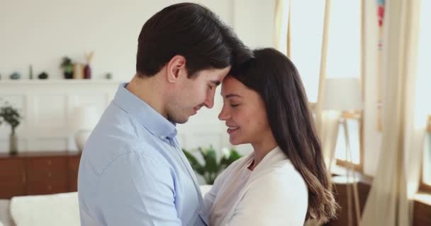 Feliz casal familiar desfrutando de livre concurso momento romântico em casa . — Vídeo de Stock