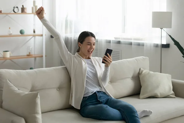 Akıllı telefonu tutan heyecanlı kadın SMS aldı. Harika haberler mutlu hissettiriyor. — Stok fotoğraf