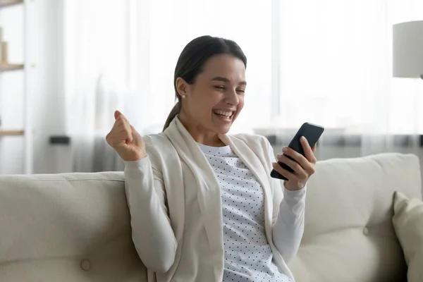 Mulher olhando para a tela do celular tem oferta fantástica se sente feliz — Fotografia de Stock