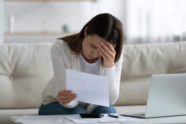 Kadın bankadan gelen borçla ilgili kötü haber tebligatını okudu.