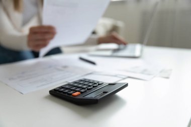 Kadın geliri ve giderleri analiz eder faturaları internet bankacılığı kullanarak öder