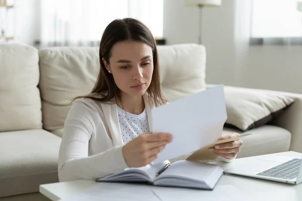 Mujer triste leer carta postal de amigo se siente frustrado — Foto de Stock