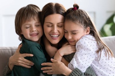 Kafa resmi mutlu anne kucaklayan oğul ve kız.