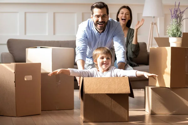 Parents excités avec petit fils s'amuser le jour du déménagement — Photo