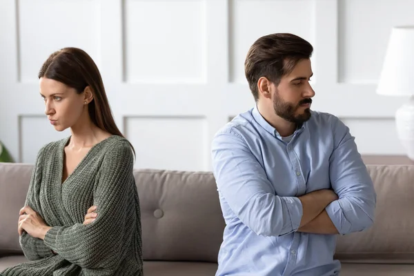 Angry couple not talking after fighting, sitting back to back — Stock Photo, Image