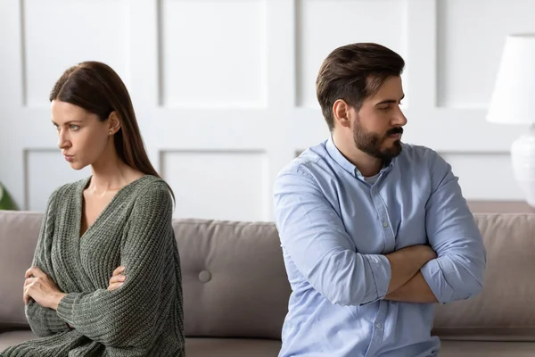 Wütendes Paar spricht nach Streit nicht, lehnt sich zurück — Stockfoto