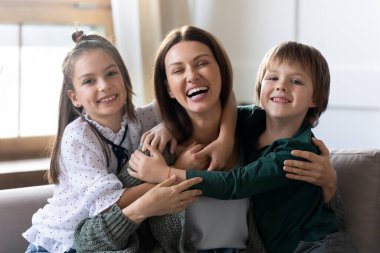 Portre için heyecanlı anne çocuklarla eğleniyor.