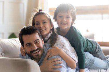 Kafasından vurulan mutlu baba, sevimli çocuklarla rahatlıyor.