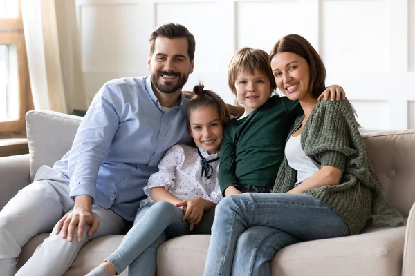 Familienporträt glückliche Eltern mit Sohn und Tochter — Stockfoto