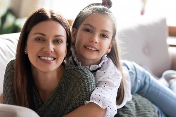 Kopfschuss-Porträt glückliche Mutter und Tochter ruhen auf Couch — Stockfoto