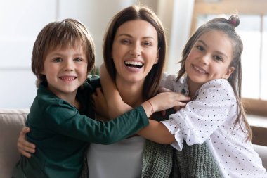 Kafa resmi, tapılası bir erkek ve kız mutlu bir anneye sarılıyor.