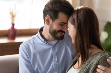 Genç ve sevgi dolu çiftimiz alınlarına dokunuyor, hassas anın tadını çıkarıyorlar.