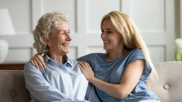 Adulti figlia e anziana madre trascorrere il fine settimana insieme godere di conversazione — Foto Stock